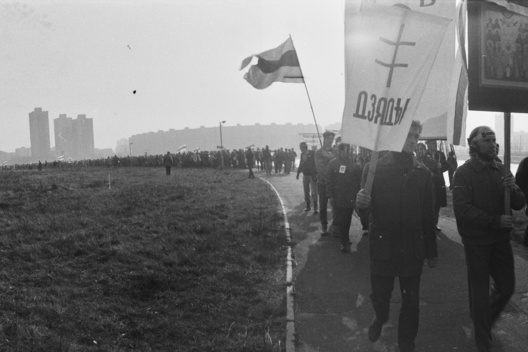 Дзяды, 29 кастрычніка 1989 году. Шэсце ад Усходніх могілак да ўрочышча Курапаты. Аўтар фота: Уладзімір Сапагоў. Дзяды, 29 кастрычніка 1989 году. Шэсце ад Усходніх могілак да ўрочышча Курапаты. Аўтар фота: Уладзімір Сапагоў. 