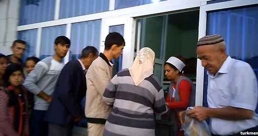 Харчовы крызіс у Туркменістане: гумовыя боты на адну нагу ў нагрузку да мукі