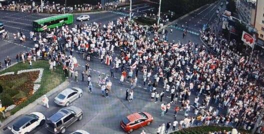 Карагод у цэнтры Брэста / sk.gov.by Карагод у цэнтры Брэста / sk.gov.by