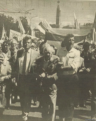 На плошчу тады не пусцілі нават аўтара манумента Перамогі ў Мінску, архітэктара Георгія Заборскага (у цэнтры), тройчы параненага на фронце. Фота: «Літаратура і мастацтва» На плошчу тады не пусцілі нават аўтара манумента Перамогі ў Мінску, архітэктара Георгія Заборскага (у цэнтры), тройчы параненага на фронце. Фота: «Літаратура і мастацтва»