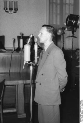 Іаахім Вібах перад Вярхоўным судом 24 чэрвеня 1955 г. Von Bundesarchiv, Bild 183-31316-001 / Weiß, Günter / CC-BY-SA 3.0, CC BY-SA 3.0 de, commons.wikimedia.org Іаахім Вібах перад Вярхоўным судом 24 чэрвеня 1955 г. Von Bundesarchiv, Bild 183-31316-001 / Weiß, Günter / CC-BY-SA 3.0, CC BY-SA 3.0 de, commons.wikimedia.org
