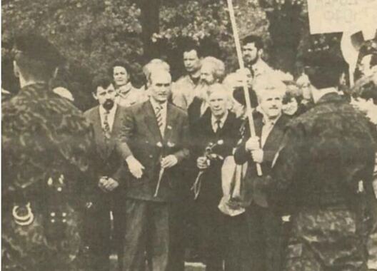 Групу БНФ не пускаюць да манумента Перамогі. Сяргей Навумчык, Зянон Пазняк, Васіль Быкаў. 9 мая 1994, фота газеты «Свабода» Групу БНФ не пускаюць да манумента Перамогі. Сяргей Навумчык, Зянон Пазняк, Васіль Быкаў. 9 мая 1994, фота газеты «Свабода»