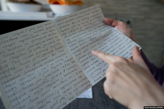 Алеся перачытвае адзін зь лістоў, што пісала да Андрэя ў турму Алеся перачытвае адзін зь лістоў, што пісала да Андрэя ў турму