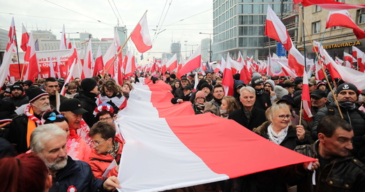 Вуліцамі Варшавы праходзіць шматтысячны «Марш незалежнасці» (ФОТА)