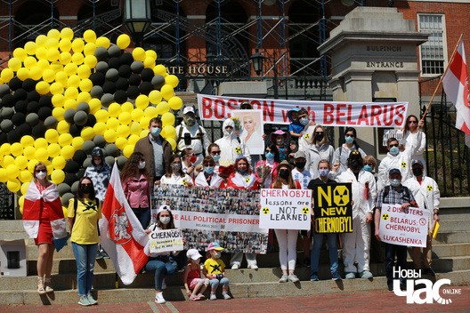 Беларусы Бостана ў рэспіратарах і ахоўных касцюмах каля Капітолія штата Масачусэтс на фоне гіганцкага трохметровага знака радыеактыўнасці. Фота даслана ўдзельнікамі акцыі Беларусы Бостана ў рэспіратарах і ахоўных касцюмах каля Капітолія штата Масачусэтс на фоне гіганцкага трохметровага знака радыеактыўнасці. Фота даслана ўдзельнікамі акцыі