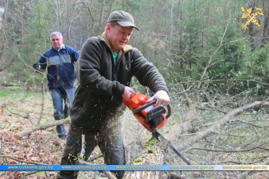 Юрый Сянько падчас суботніка ў Карэліцкім раёне. Фота: customs.gov.by Юрый Сянько падчас суботніка ў Карэліцкім раёне. Фота: customs.gov.by