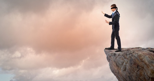 Тыя сферы, якія раней цягнулі эканоміку ўверх, штурхаюць яе ўніз