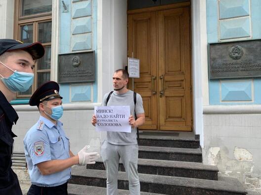 Карэспандэнт RT Ілля Васюнін. Фота: Улад Докшын / " Новая газета» Карэспандэнт RT Ілля Васюнін. Фота: Улад Докшын / " Новая газета»