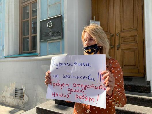 Галоўрэд Daily Storm Алена Сіўкова на пікеце ля амбасады Беларусі. Фота: Улад Докшын / " Новая газета" Галоўрэд Daily Storm Алена Сіўкова на пікеце ля амбасады Беларусі. Фота: Улад Докшын / " Новая газета"