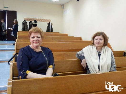 Сёння Марыну Золатаву прыйшла падтрымаць культуролаг і жонка заснавальніка TUT.BY Юрыя Зісера Юлія Чарняўская (злева) Сёння Марыну Золатаву прыйшла падтрымаць культуролаг і жонка заснавальніка TUT.BY Юрыя Зісера Юлія Чарняўская (злева)