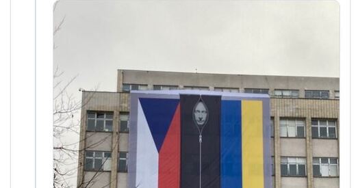 Будынак МУС Чэхіі ўпрыгожылі банерам з Пуціным у мяшку для трупаў