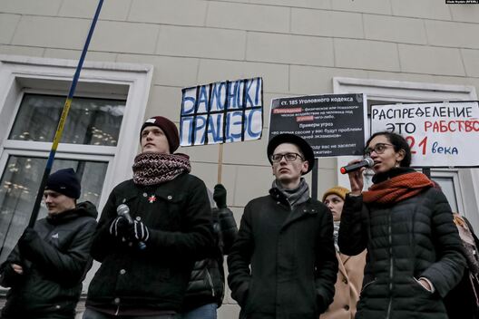 Аляксей Лазараў (з мікрафонам) з сябрамі з «Моладзевага блоку» на пікеце каля Міністэрства адукацыі. 15 лістапада 2019 года Аляксей Лазараў (з мікрафонам) з сябрамі з «Моладзевага блоку» на пікеце каля Міністэрства адукацыі. 15 лістапада 2019 года