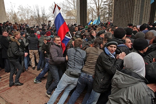 Сутычкі ў Сімферопалі 26 лютага 2014, фота depo.ua Сутычкі ў Сімферопалі 26 лютага 2014, фота depo.ua