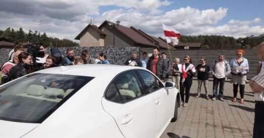 ДАІ склала пратаколы на 4-х абаронцаў Курапатаў, якія ляглі перад аўтамабілем