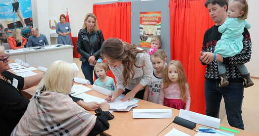 Шмадзетнай маці прапанавалі кампутар за галасаванне за дзеючую ўладу