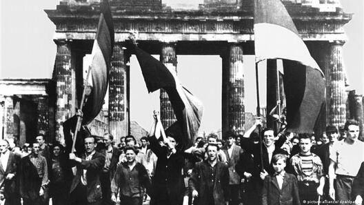 Дэманстрацыя каля Брадэнбургскіх варотаў 17 чэрвеня 1953 года Дэманстрацыя каля Брадэнбургскіх варотаў 17 чэрвеня 1953 года