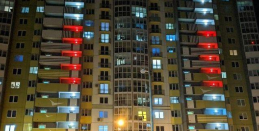 Дом у Брэсце з бел-чырвона-белай падсветкай. Фота binkl.by Дом у Брэсце з бел-чырвона-белай падсветкай. Фота binkl.by