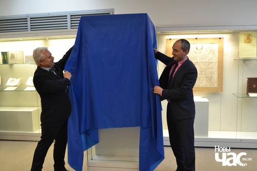 12/13 dsc_0653_logo.jpg