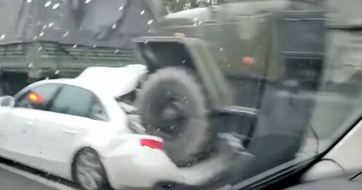 ДТЗ: Audi заціснула паміж двума ваеннымі грузавікамі