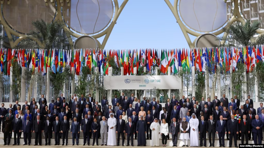 Агульнае фота ўдзельнікаў саміту ў Дубаі. Лукашэнка крайні справа ў першым шэрагу. 1 снежня 2023 года Агульнае фота ўдзельнікаў саміту ў Дубаі. Лукашэнка крайні справа ў першым шэрагу. 1 снежня 2023 года
