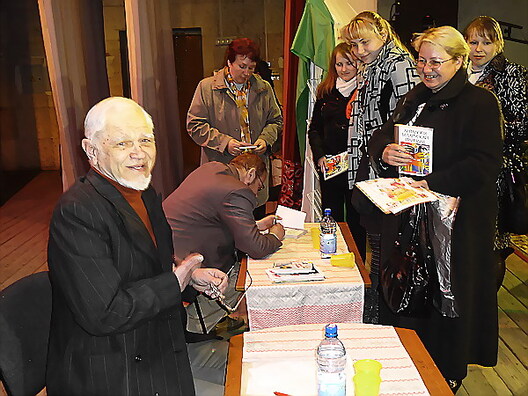 Пісьменнік Эрнест Ялугін на сустрэчы са сваімі чытачамі. Фота: dubrovno.by Пісьменнік Эрнест Ялугін на сустрэчы са сваімі чытачамі. Фота: dubrovno.by