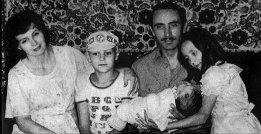 Джахар Дудаеў з жонкай і дзецьмі Джахар Дудаеў з жонкай і дзецьмі