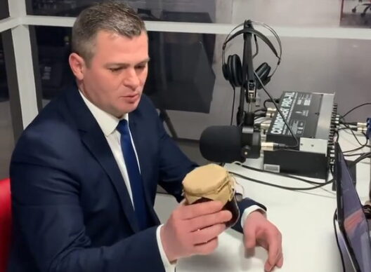 Яўген Дудко прыйшоў на радыё са слоікам малінавага варэння. Фота: s13.live Яўген Дудко прыйшоў на радыё са слоікам малінавага варэння. Фота: s13.live