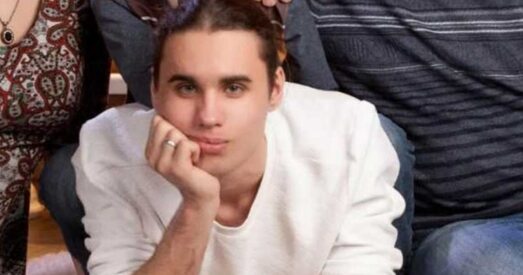 «Пасмяяўся, што яго голас прызналі зброяй». Маці Ягора Дуднікава сустрэлася з сынам пасля прысуду