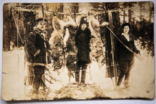 Станіслава Тамашэўская (крайняя справа) на паляванні. Фота з сямейнага архіву Крыстыны Шманьды Станіслава Тамашэўская (крайняя справа) на паляванні. Фота з сямейнага архіву Крыстыны Шманьды