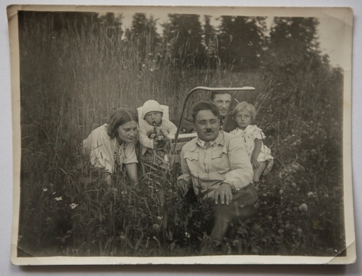 Сям’я Тамашэўскіх на адпачынку. Фота з сямейнага архіву Крыстыны Шманьды Сям’я Тамашэўскіх на адпачынку. Фота з сямейнага архіву Крыстыны Шманьды