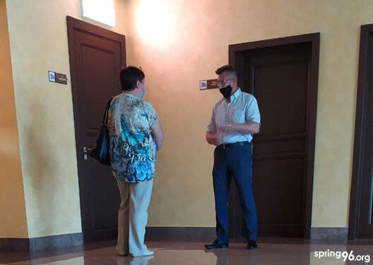 Абвінавачаная і пацярпелы ў судзе Абвінавачаная і пацярпелы ў судзе