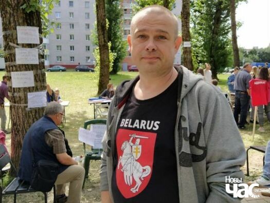Дзмітрый у скверы на Акрэсціна. У чаканні чаргі за рэчамі. Жнівень 2020-га Дзмітрый у скверы на Акрэсціна. У чаканні чаргі за рэчамі. Жнівень 2020-га