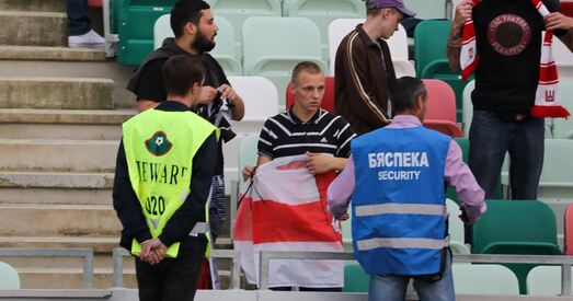 Затрыманні за бел-чырвона-белыя сцягі на матчы Беларусь — Сан-Марына (фота, відэа)