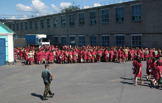 Жанчыны мусяць насіць уніформу. Яны шыюць сваё турэмнае адзенне ў швейным пакоі ў калоніі. Фота: Наталля Прыгодзіч / imenamag.by Жанчыны мусяць насіць уніформу. Яны шыюць сваё турэмнае адзенне ў швейным пакоі ў калоніі. Фота: Наталля Прыгодзіч / imenamag.by