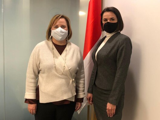 Святлана Ціханоўская і Джулі Фішэр, twitter.com/usembby Святлана Ціханоўская і Джулі Фішэр, twitter.com/usembby