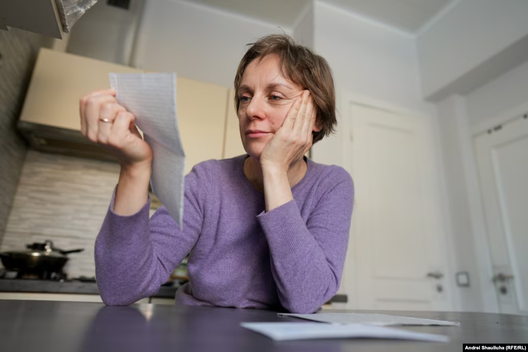 Алеся перачытвае адзін зь лістоў, што пісала да Андрэя ў турму Алеся перачытвае адзін зь лістоў, што пісала да Андрэя ў турму