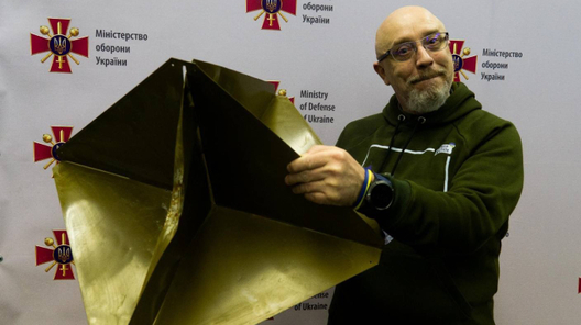 Вуглавы адбівальнік у руках міністра абароны Украіны Аляксея Рэзнікава. Фота з сацсетак Рэзнікава Вуглавы адбівальнік у руках міністра абароны Украіны Аляксея Рэзнікава. Фота з сацсетак Рэзнікава