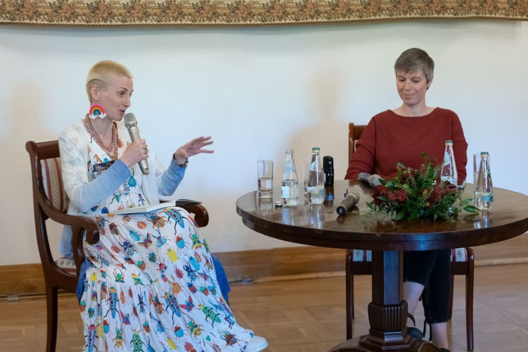 Дыскусія “Беларуская літаратура падчас крызісу”. Кася Іофэ і Ганна Янкута. Фота: facebook/Decjusz. Дыскусія “Беларуская літаратура падчас крызісу”. Кася Іофэ і Ганна Янкута. Фота: facebook/Decjusz.