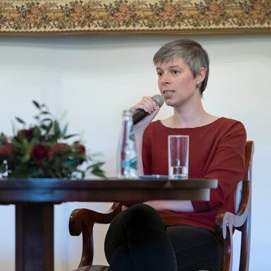 Дыскусія “Беларуская літаратура падчас крызісу”. Ганна Янкута. Фота: facebook/Decjusz. Дыскусія “Беларуская літаратура падчас крызісу”. Ганна Янкута. Фота: facebook/Decjusz.