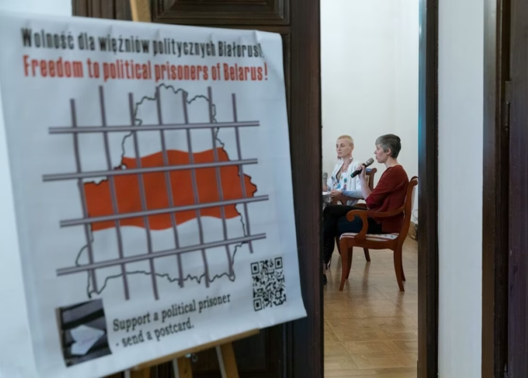 Дыскусія “Беларуская літаратура падчас крызісу”. Кася Іофэ і Ганна Янкута. Фота: facebook/Decjusz. Дыскусія “Беларуская літаратура падчас крызісу”. Кася Іофэ і Ганна Янкута. Фота: facebook/Decjusz.