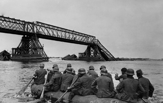 Фашысцкія салдаты фарсуюць Дняпро. 10 верасня 1941 года Фашысцкія салдаты фарсуюць Дняпро. 10 верасня 1941 года