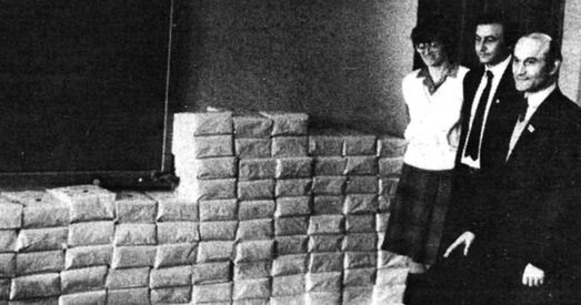 БНФ перадае ў ЦВК 446 000 подпісаў — пад аховай аўтаматчыкаў