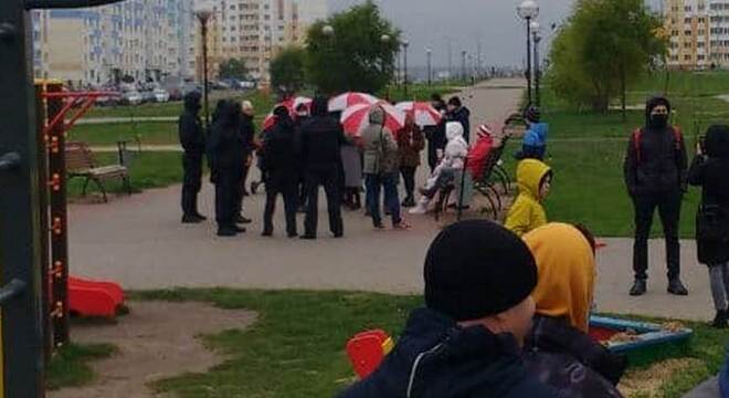 «Демонстративно демонстрировала зонтик». У Мазыры чатырох сябровак асудзілі за парасоны ў дождж «Демонстративно демонстрировала зонтик». У Мазыры чатырох сябровак асудзілі за парасоны ў дождж