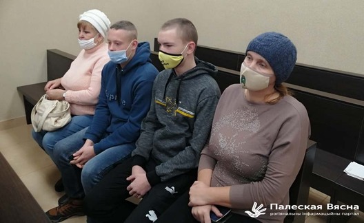Юрый Мельчанка (другі злева) і Сяргей Лягун (другі справа) са сваімі законнымі прадстаўнікамі. Юрый Мельчанка (другі злева) і Сяргей Лягун (другі справа) са сваімі законнымі прадстаўнікамі.