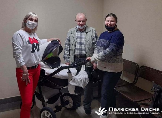 Кацярына Лявонава (з правага боку) перад залай для судовых паседжанняў. Кацярына Лявонава (з правага боку) перад залай для судовых паседжанняў.