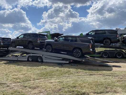 Ford і Chevrolet разам выказалі падтрымку Украіне 150 новенькімі пазадарожнікамі Ford і Chevrolet разам выказалі падтрымку Украіне 150 новенькімі пазадарожнікамі