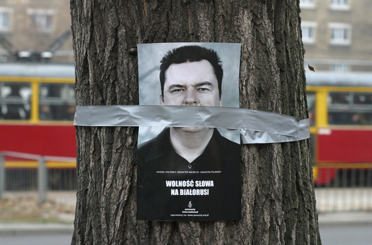Акцыя супраць цэнзуры ў Беларусі, якую арганізавала «Amnesty International». На плакатах: партрэты журналістаў і актывістаў з Беларусі. На фота Анджэй Пачобут. Варшава, Польшча. 24 лістапада 2005 года. Фота: Maciej Jeziorek / «Forum» Акцыя супраць цэнзуры ў Беларусі, якую арганізавала «Amnesty International». На плакатах: партрэты журналістаў і актывістаў з Беларусі. На фота Анджэй Пачобут. Варшава, Польшча. 24 лістапада 2005 года. Фота: Maciej Jeziorek / «Forum»