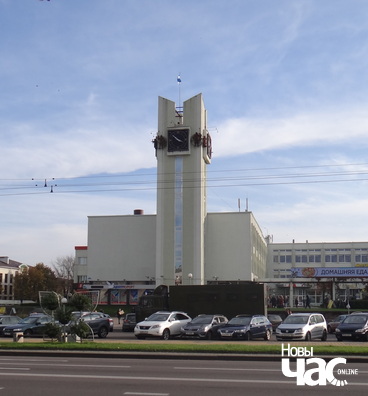 Два сімвалы: Берасця (Ратушная вежа з гадзіннікам і сцягам горада) і беларускага Брэста (аўтазак). Два сімвалы: Берасця (Ратушная вежа з гадзіннікам і сцягам горада) і беларускага Брэста (аўтазак).