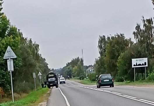 Грузавік беларускага войска заглох на выездзе з Брэста Грузавік беларускага войска заглох на выездзе з Брэста