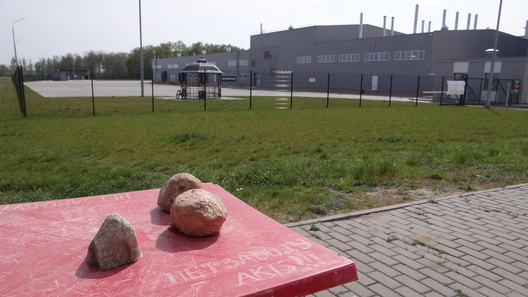 Столік пры акумулятарным заводзе ў СЭЗ «Брэст». Столік пры акумулятарным заводзе ў СЭЗ «Брэст».